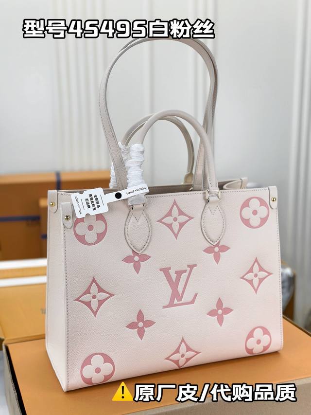 M45495白粉丝印 本款 Onthego 中号 Tote 包将 Medium Monogram 图案先印染后压印于柔软粒面牛皮革，其充裕内里可容纳笔记本电脑及