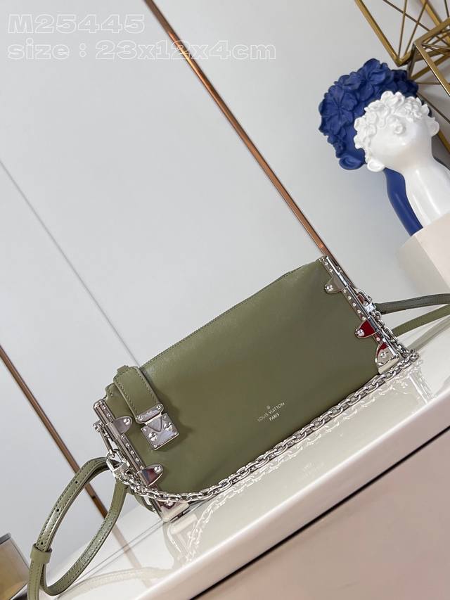 顶级原单 独家实拍 M25445绿 本款 Slim Trunk 手袋向路易威登传统硬箱汲取灵感,为柔软牛皮革融入铆钉边框和金属 S-Lock 锁扣,彰显前卫摇滚 顶级原单 独家实拍 M25445绿 本款 Slim Trunk 手袋向路易威登传统硬箱汲取灵感,为柔软牛皮革融入铆钉边框和金属 S-Lock 锁扣,彰显前卫摇滚