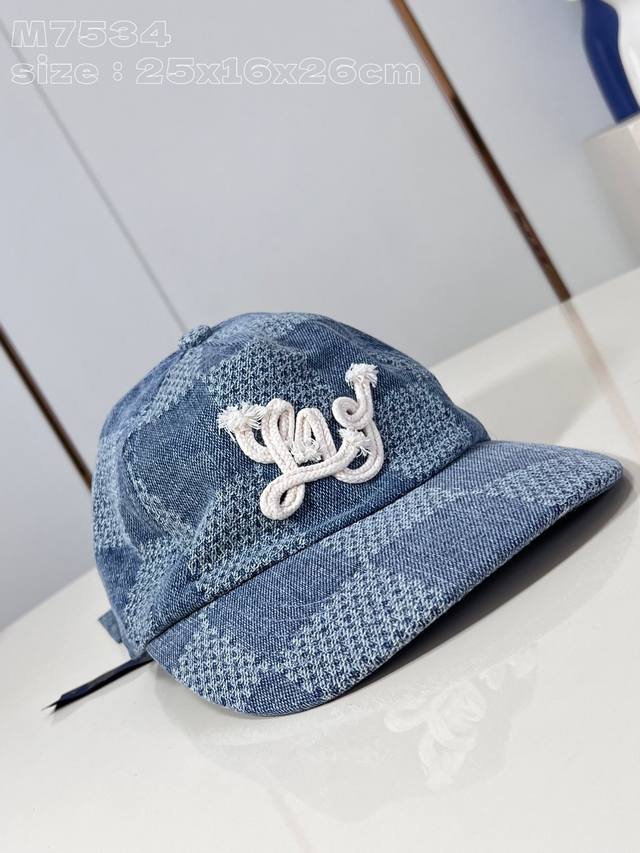 顶级原单 独家实拍 M7534 Damier Denim 3D 棒球帽取材丹宁布，以清新笔触描绘 Pharrell Williams 于 2024 春夏秀场焕新