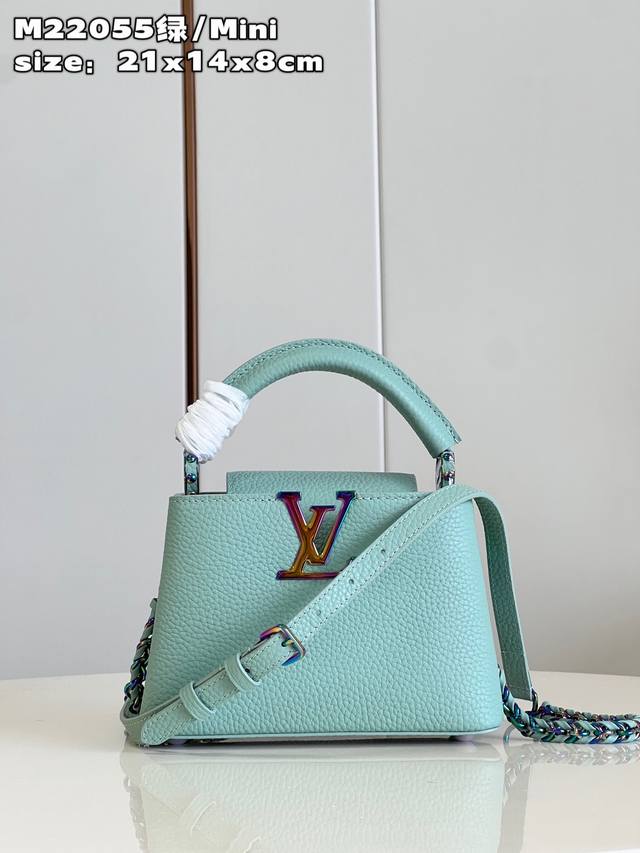 特级原厂 独家实拍 M22055绿 迷你 本款 Capucines Mini 手袋为 Lv 字母和编织链条赋予斑斓色彩，与 Taurillon 皮革包身的简雅格