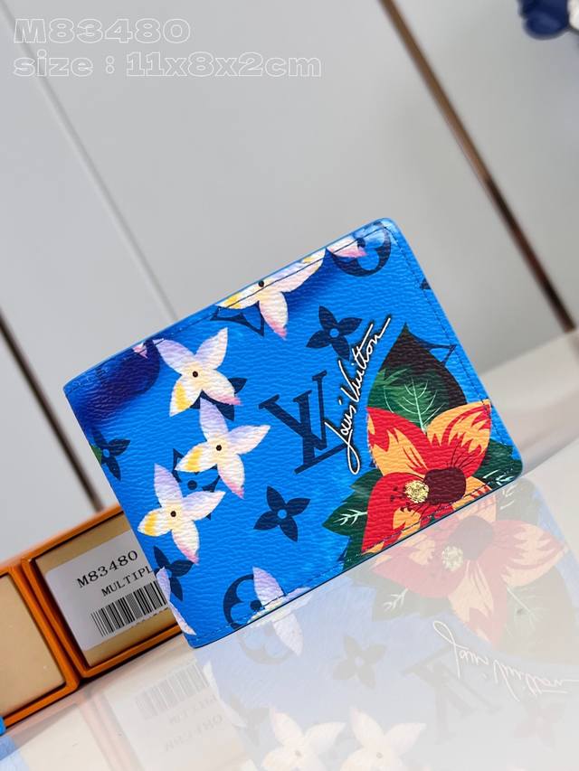 顶级原单 独家实拍 M83480蓝 本款slender钱夹取材 Monogram Surfin’ 涂层帆布，以热带元素和品牌经典标识交叠缤纷图案，为标志性单品注