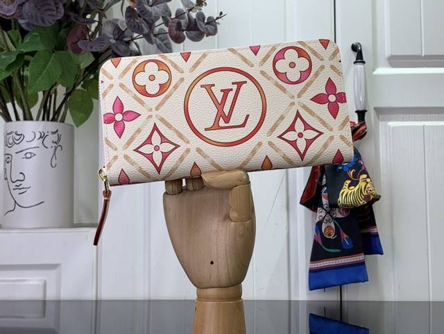 顶级原单 特惠 Zippy 钱夹 M83624 11455玫红 2024夏天 By The Pool系列,Zippy钱包在涂布上重新审视,上面印有五颜六色的字母 顶级原单 特惠 Zippy 钱夹 M83624 11455玫红 2024夏天 By The Pool系列,Zippy钱包在涂布上重新审视,上面印有五颜六色的字母