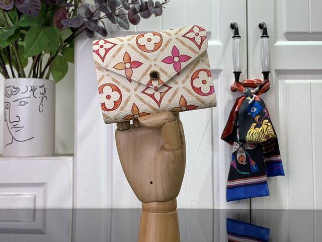 顶级原单 特惠 Victorine 钱夹 M83623。 2024夏天 对于by The Pool夏季系列,Victorine钱包在涂层帆布上重新诠释,带有充满 顶级原单 特惠 Victorine 钱夹 M83623。 2024夏天 对于by The Pool夏季系列,Victorine钱包在涂层帆布上重新诠释,带有充满