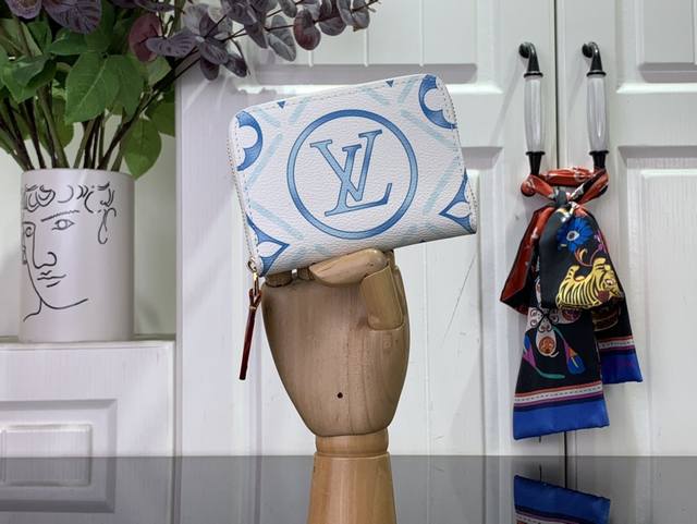 顶级原单 特惠 Zippy Coin Purs 短款单拉 M83658 蓝色 2024夏天 更新为本季特有的氛围的“Zippy Coin Purs”。让人联想到