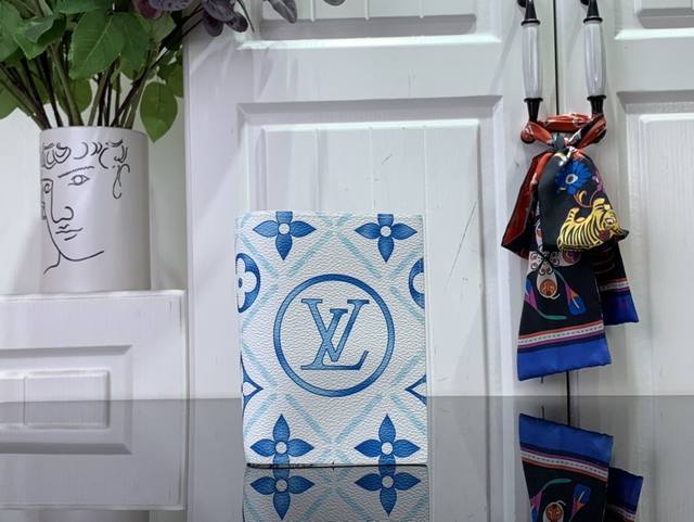 顶级原单 特惠 护照夹 M11457 夏天 2024 夏天 本版护照封面是lv By The Pool系列的一部分，该系列唤起了前往异国目的地的旅行。它采用涂层