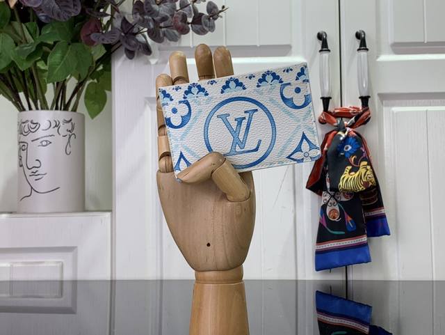 顶级原单 特惠 卡片夹 钱夹 M83625 蓝色 2024 夏天 這款洋溢夏日氣息的名片夹以塗層帆布製作，Monogram Tiles印花與大型lv Circl