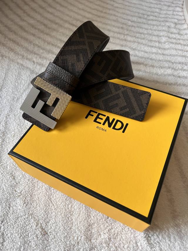 Fendi 意大利进口专柜专用印花帆布配荔枝纹底,搭配真空电镀拼色花纹纯铜扣,官网新款,专柜有售,市场顶级品质,支持验货 配送全套专柜包装,宽度 4.0Cm Fendi 意大利进口专柜专用印花帆布配荔枝纹底,搭配真空电镀拼色花纹纯铜扣,官网新款,专柜有售,市场顶级品质,支持验货 配送全套专柜包装,宽度 4.0Cm
