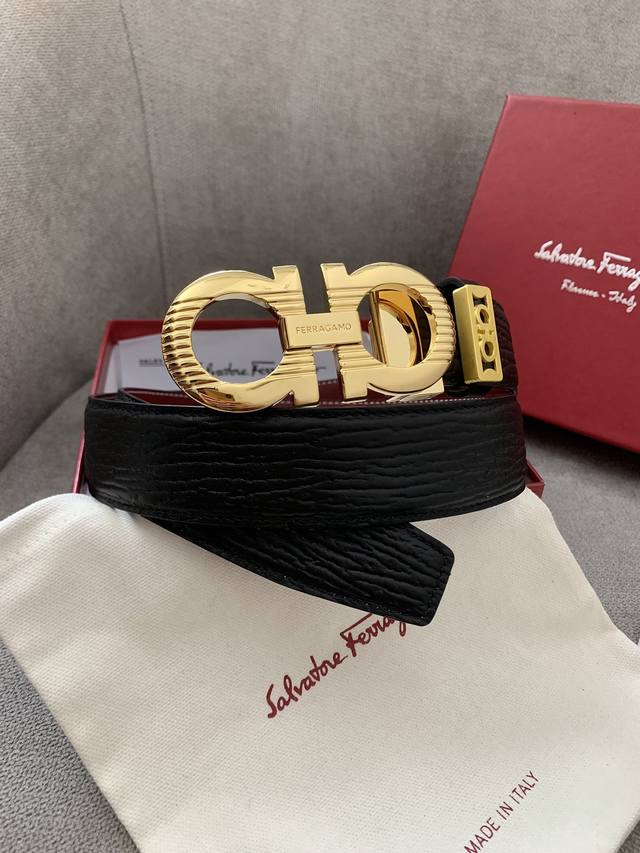 菲拉格慕官网同步新款更新，压花进口皮系列，缀以金色饰面 Gancini扣饰增添点睛韵致，内侧饰以精美丝缎装饰细节。长度可调节。可裁剪皮带或增加孔眼，打造紧身或宽