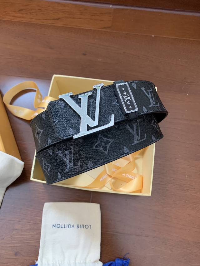 配图片款免税代购专供正版包装,供应电商代购平台,Lv 路易威登高端原单品质,精工艺贴合制作,原厂进口牛皮,搭配精品纯钢扣,看货看品质带宽4.0Cm,对版对货,高 配图片款免税代购专供正版包装,供应电商代购平台,Lv 路易威登高端原单品质,精工艺贴合制作,原厂进口牛皮,搭配精品纯钢扣,看货看品质带宽4.0Cm,对版对货,高