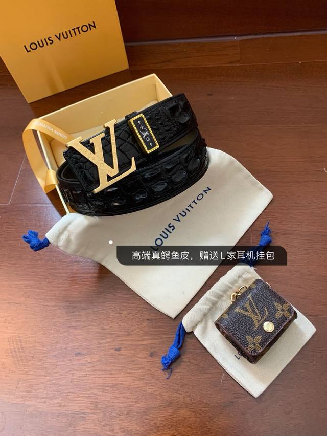 Lv路易威登新款系列,配送l 家耳机包,高端正版包装,带身宽3.8Cm ~ 原单品质,精致雕刻工艺,皮带正面采用进口美洲真鳄鱼骨皮,头层小牛皮包边制作工艺,版型 Lv路易威登新款系列,配送l 家耳机包,高端正版包装,带身宽3.8Cm ~ 原单品质,精致雕刻工艺,皮带正面采用进口美洲真鳄鱼骨皮,头层小牛皮包边制作工艺,版型