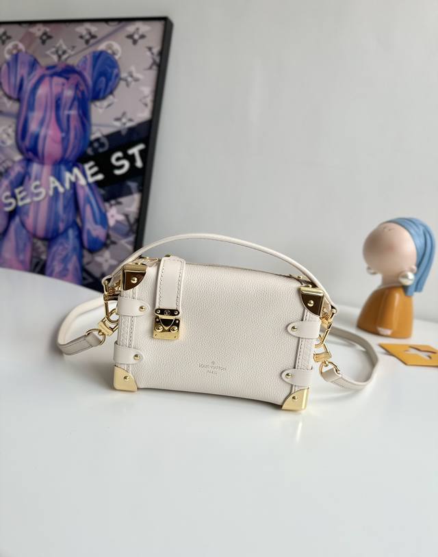 海外原单m23915独家实拍！ 本款 Side Trunk 小号手袋取材粒面牛皮革，搭配 S-Lock 锁扣与包角，诠释品牌传统硬箱的灵感启发。皮革手柄与可调节