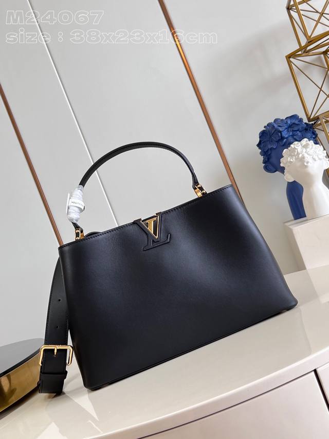 顶级原单 独家实拍 M24067黑 本款 Capucines Souple 大号手袋重绎路易威登经典设计，以光滑牛皮革成就柔软触感。宽敞构型搭配顶部手柄与可拆卸
