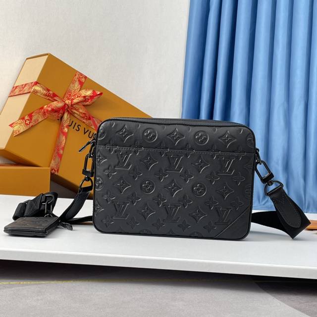 海外原单m69827独家实拍!Duo 邮差包于 Monogram Shadow 皮革浮现经典 Monogram 图案压纹,摩登之中浅露沉稳与雅致。路易威登标识织 海外原单m69827独家实拍!Duo 邮差包于 Monogram Shadow 皮革浮现经典 Monogram 图案压纹,摩登之中浅露沉稳与雅致。路易威登标识织