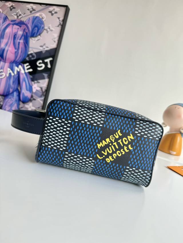 海外原单n40747独家实拍! 本款 盥洗袋选用 Pharrell Williams 创作的 Damier Heritage 帆布,令标志性格纹流露复古气息。精 海外原单n40747独家实拍! 本款 盥洗袋选用 Pharrell Williams 创作的 Damier Heritage 帆布,令标志性格纹流露复古气息。精