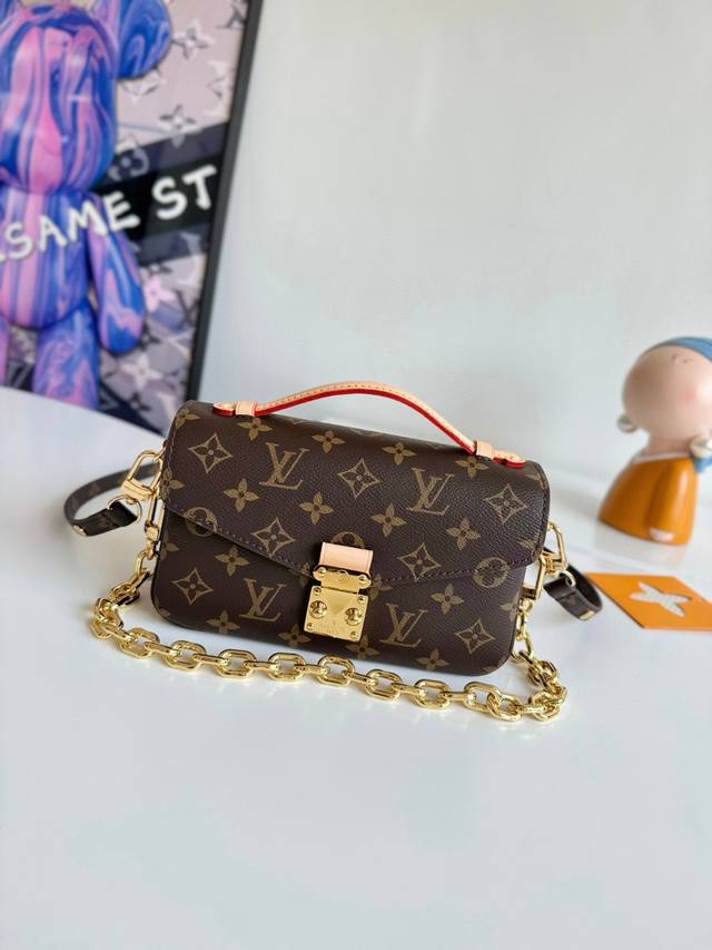 海外原单m46279独家实拍！Pochette Métis East West 手袋选用 Monogram 帆布、牛皮革饰边和 S-Lock 锁扣，延续经典元素