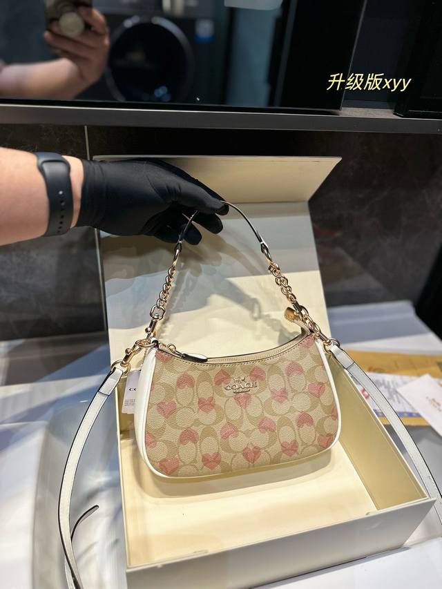 礼盒包装 24年1月情人节新品coach 新品 Teri腋下包 Coach蔻驰 隆重回归的香布雷系列,结合了 Teri腋下包,奢华细腻的面料搭配时尚雅致的ter 礼盒包装 24年1月情人节新品coach 新品 Teri腋下包 Coach蔻驰 隆重回归的香布雷系列,结合了 Teri腋下包,奢华细腻的面料搭配时尚雅致的ter