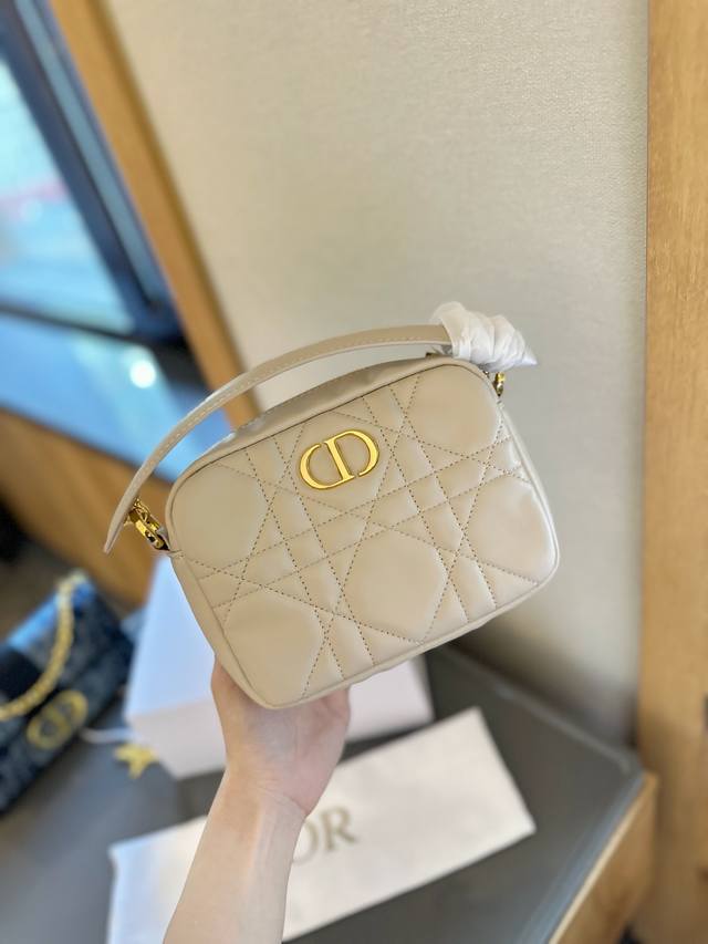 折叠礼盒送丝巾 Dior迪奥相机包 明星同款相机包 这款包拥有一种即看即买的魔力 偏重于休闲风格的设计 万能搭配 皮质软 手感超棒 做旧复古感觉 超级显档次 容
