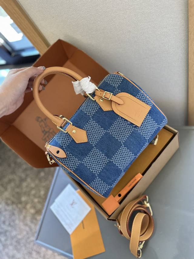 折叠礼盒包装 Lv牛仔 Speedy 25尺寸完美，上身真香 拿到实物开箱后。我想说见到的实物比照片里好看，并且肩带可以拆卸，对一个158的女生来说，尺寸真的很