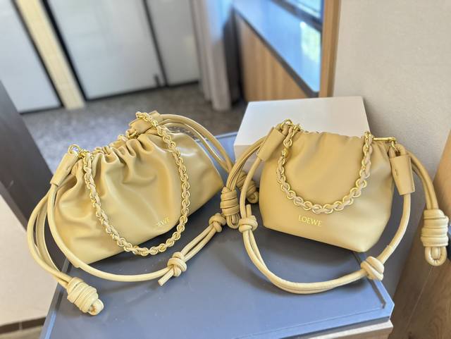 礼盒包装 Loewe 迷你羊皮 Purse 福袋 Loewe 兴 迷你柔软纳帕羊皮革 Flamenco Purse 福袋 采用褶皱设计，侧面搭配标志性绳结等关键
