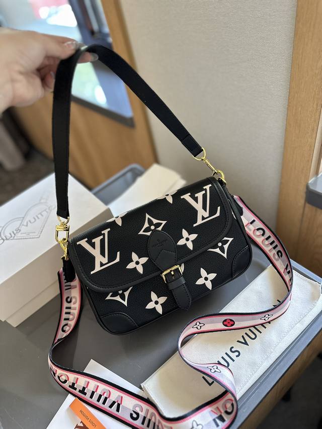 折叠礼盒包装 Lv M45985 王炸绝对一眼就知道是爆款 充满慵懒法式复古风情的法棍包，方方正正的长方包型，采用上窄下宽的梯形设计不只更贴身，而且容纳力十足。