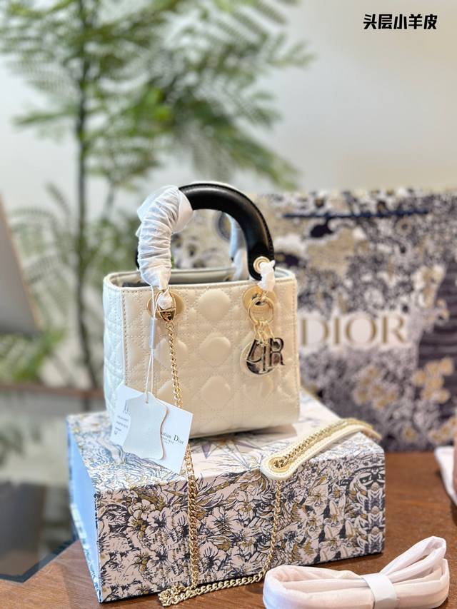 头层羊皮 Dior Classic Lady戴妃包人手一个必备的三粉拼白. 原厂皮配羊筋绒内里classic Lady戴妃包，人手一个必备的三格小包。迷人优雅又