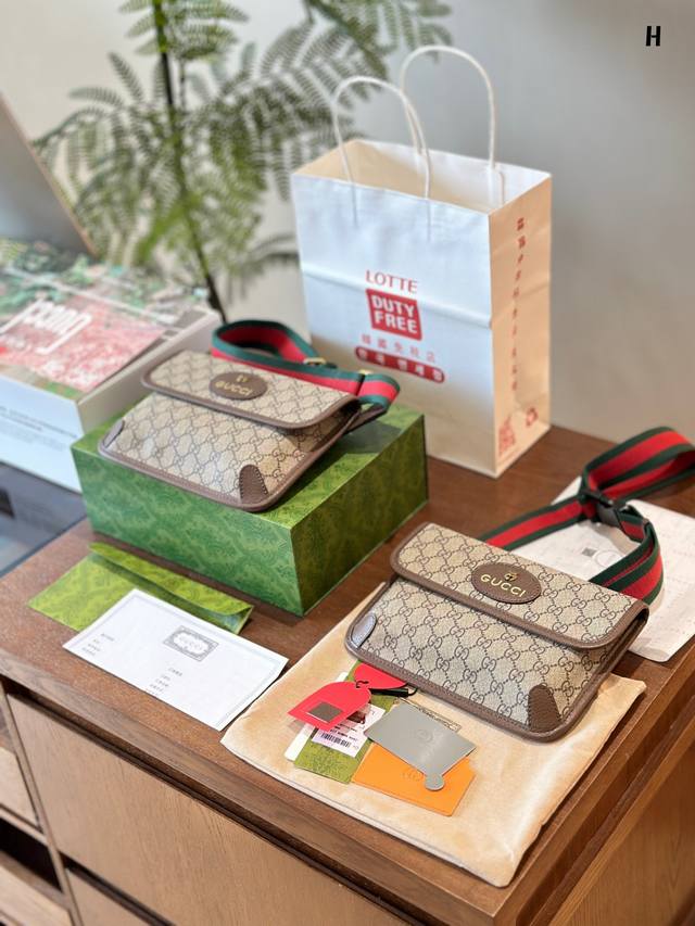 原版牛皮 原单顶级版 虎头腰包 胸包 男女同款 最新系列 配原版乌木色牛皮～这个款复古韵味特别浓，对版肩带 ，原版内里 上身效果也超赞，主要以精致特别的五金来提