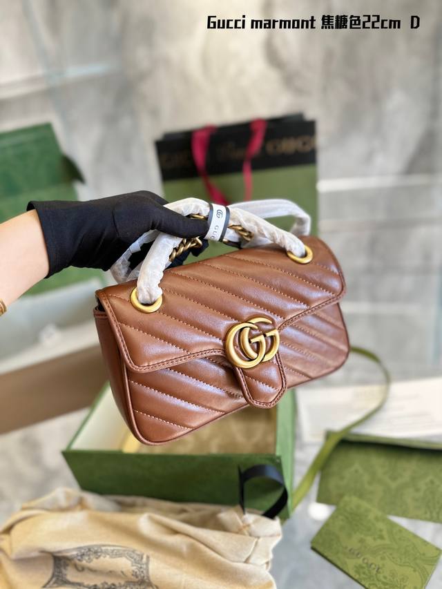 全套包装 Gg Marmont 绝对是gucci最美的！！ 新品焦糖色 真正点！ 双g扣搭配波浪绗缝线 简约大气， 原版皮内里、牛皮品质！颇具结构感的包包。古铜