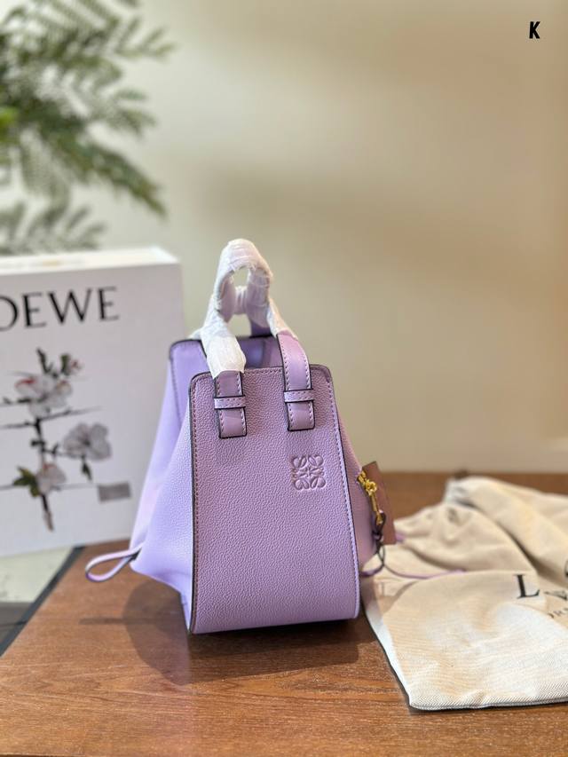配盒 Size：23*20Cm Loewe 吊床包 随性气质的代表 牛皮皮质方面真的很好 够细腻也够挺阔！ 手提斜挎 优雅又甜美！！