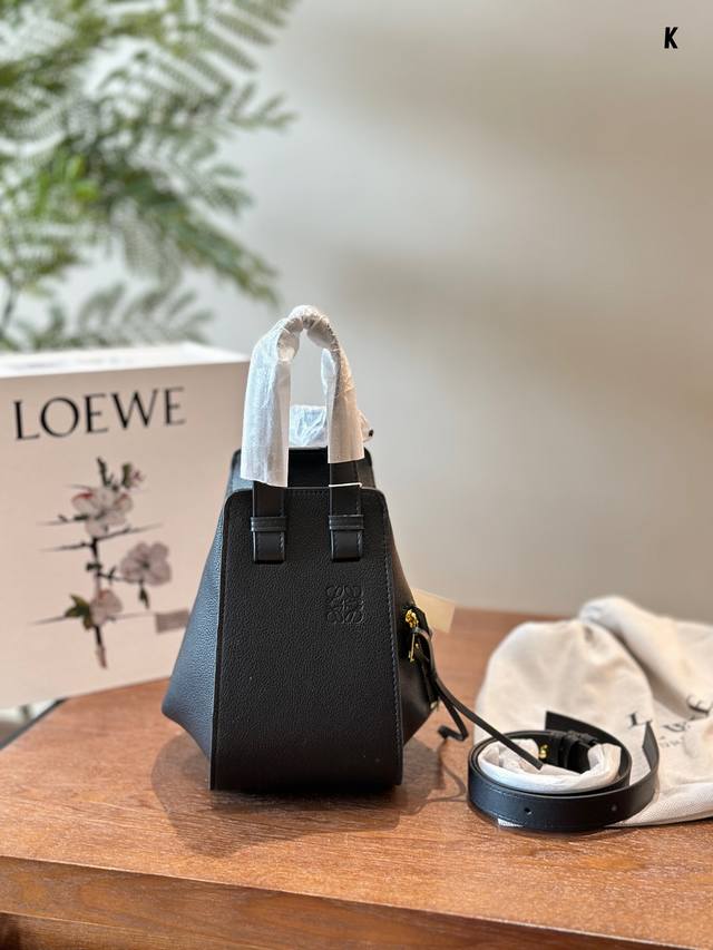配盒 Size：23*20Cm Loewe 吊床包 随性气质的代表 牛皮皮质方面真的很好 够细腻也够挺阔！ 手提斜挎 优雅又甜美！！