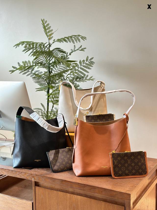 松弛感的尽头就是low Key Hobo Lv全皮购物袋系列low Key Hobo中号手袋 以柔软牛皮革勾勒简雅线条 搭配绒面内衬释放潮流气息,尽显品牌精湛匠 松弛感的尽头就是low Key Hobo Lv全皮购物袋系列low Key Hobo中号手袋 以柔软牛皮革勾勒简雅线条 搭配绒面内衬释放潮流气息,尽显品牌精湛匠