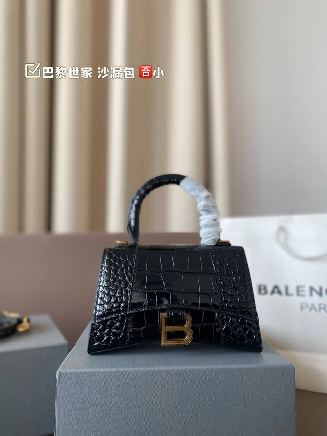 配礼盒 巴黎世家沙漏包 这只巴黎世家沙漏包也太好看了，真的太太太太可爱了第一眼已经爱上它的特别了！超多明星追捧它！容量的话，一个手机一个钥匙，小包纸，巾，一只口