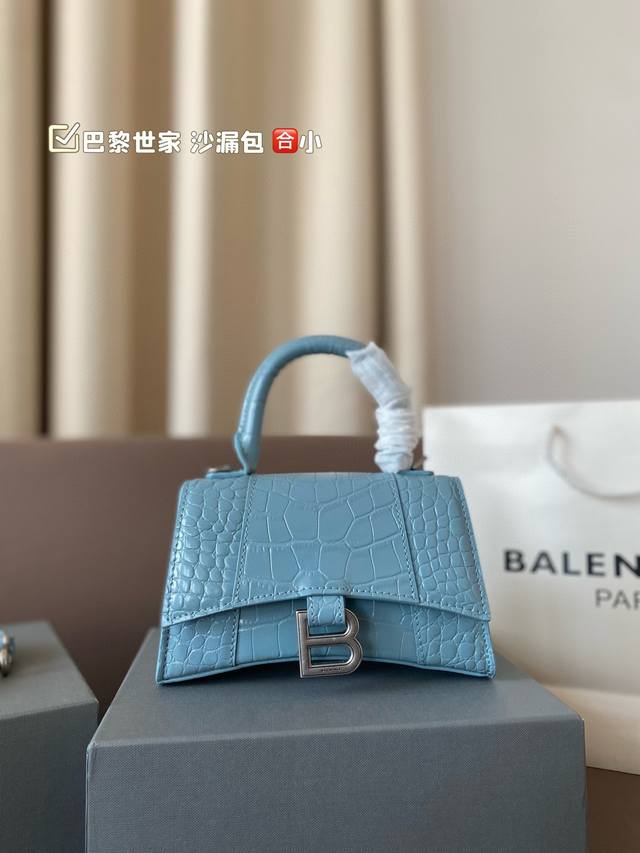 配礼盒 巴黎世家沙漏包 这只巴黎世家沙漏包也太好看了,真的太太太太可爱了第一眼已经爱上它的特别了!超多明星追捧它!容量的话,一个手机一个钥匙,小包纸,巾,一只口 配礼盒 巴黎世家沙漏包 这只巴黎世家沙漏包也太好看了,真的太太太太可爱了第一眼已经爱上它的特别了!超多明星追捧它!容量的话,一个手机一个钥匙,小包纸,巾,一只口