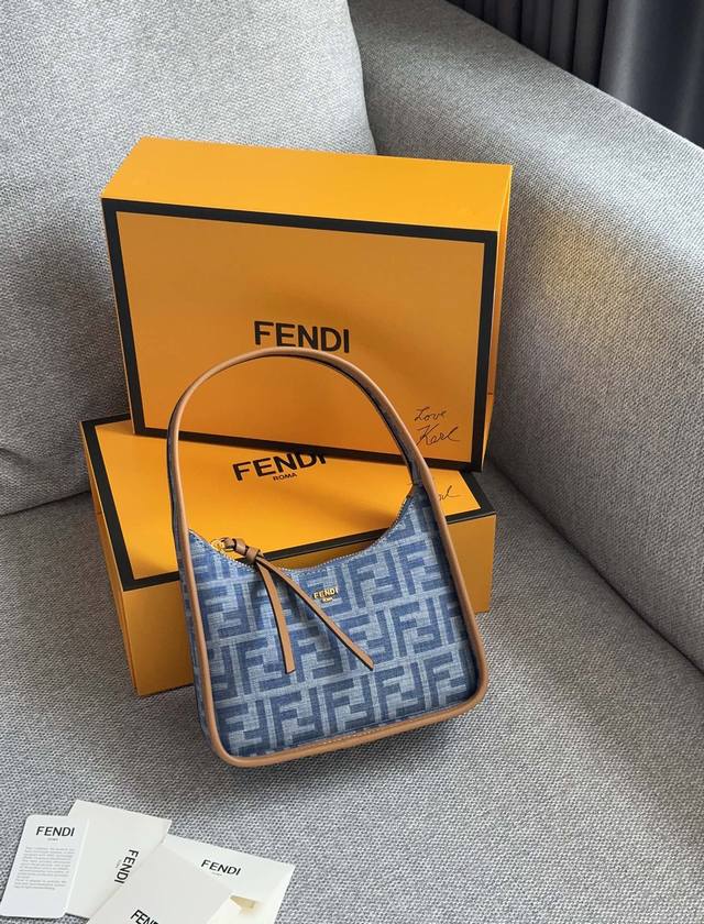 配盒 Size：20*12Cm Fendi 芬迪 新款腋下包！ 夏日必不可少的单宁牛仔蓝 又出王炸