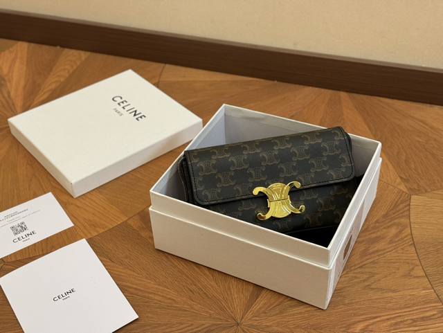 配盒 Celin.Triomphe 配牛皮 赛琳最新款凯旋门腋下包 长方形的轮廓复古感满满~ 随便穿什么搭配这个包都是高级风 尺寸:20.10Cm 配盒 Celin.Triomphe 配牛皮 赛琳最新款凯旋门腋下包 长方形的轮廓复古感满满~ 随便穿什么搭配这个包都是高级风 尺寸:20.10Cm