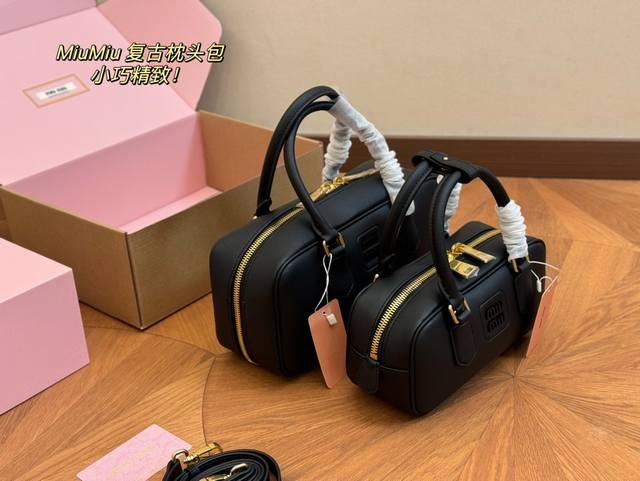 配折叠盒飞机盒 这款太漂亮了吧 Miumiu保龄球的感觉超级好! 尺寸 :23.12Cm 28.14Cm 细腻柔软的面料! 配折叠盒飞机盒 这款太漂亮了吧 Miumiu保龄球的感觉超级好! 尺寸 :23.12Cm 28.14Cm 细腻柔软的面料!