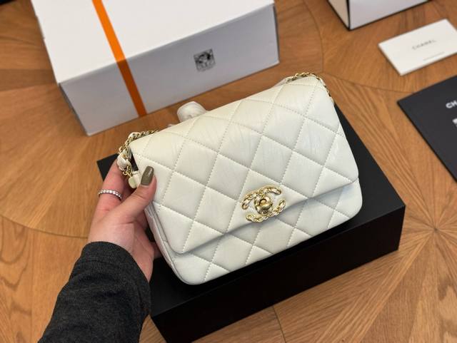 配盒 升级版 Size:21*15Cm 大 香奈儿 23K豆腐包 不得不感叹一下这季太多好看的包了 褶皱牛皮加上皮穿链双 C扣 肩带设计复古风十足! 超级喜欢这 配盒 升级版 Size:21*15Cm 大 香奈儿 23K豆腐包 不得不感叹一下这季太多好看的包了 褶皱牛皮加上皮穿链双 C扣 肩带设计复古风十足! 超级喜欢这