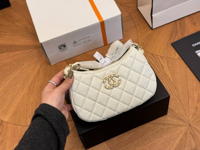 配盒 升级版 Size：20*12Cm 香奈儿 23K Hobo 腋下包 经典大气的皮穿链 舒服好背的！ 最最最新款式哦！
