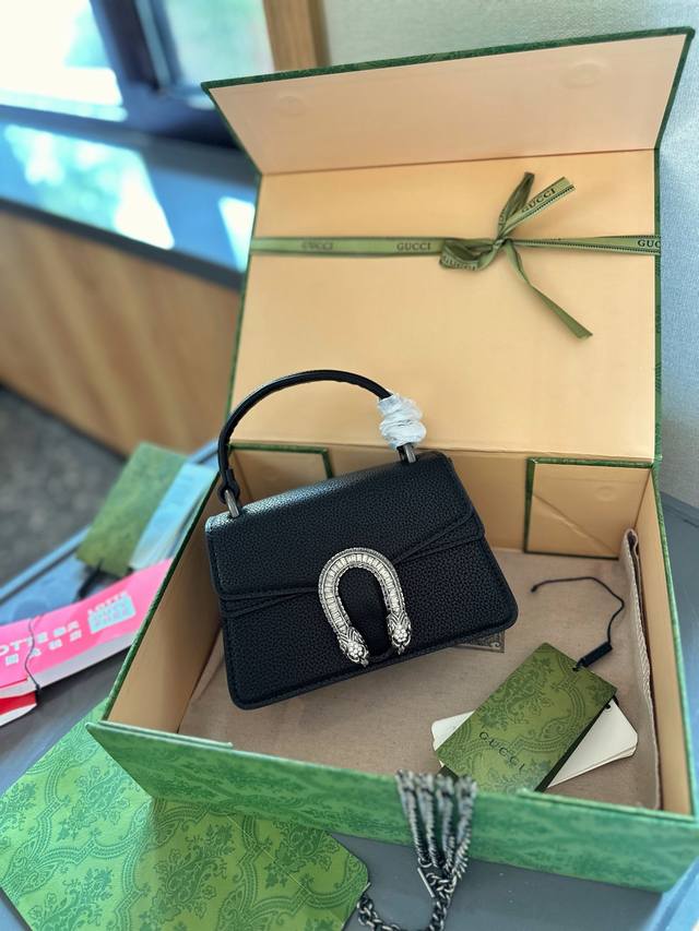 折叠礼盒包装 Gucci 新成员 钻扣迷你酒神手提包 新款全皮包包，新配色真的戳中我心头爱彰显优雅高贵气质！115682060 跟大家分享一下我今天买到的这个很