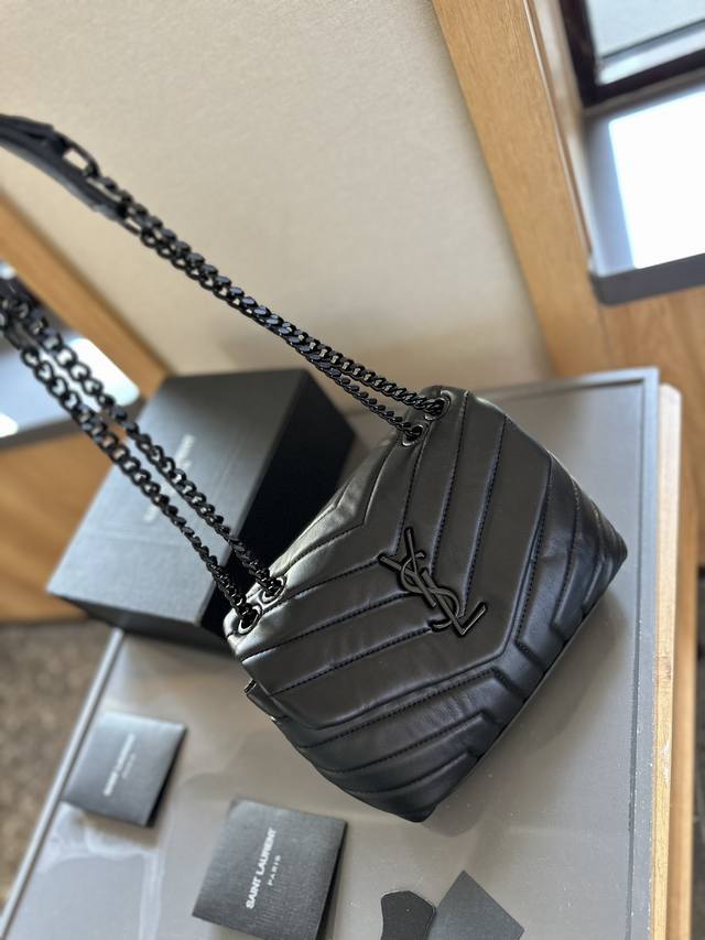 折叠礼盒包装 Ysl Loulou Puffer 云朵包 真的绝手感柔软舒适胖乎乎的外形像拿着棉花糖颜值很高的一款呀小云朵实用性满分+复古范十足怎么搭配都好看又