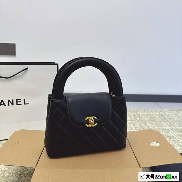 配礼盒 Chanel Kelly凯莉小废包 超火爆时尚单做工精细 进口五金 让你无论是夏天还是冬天都能背上它出门 是不是性价比超级高 随便凹造型都是美美哒的街拍