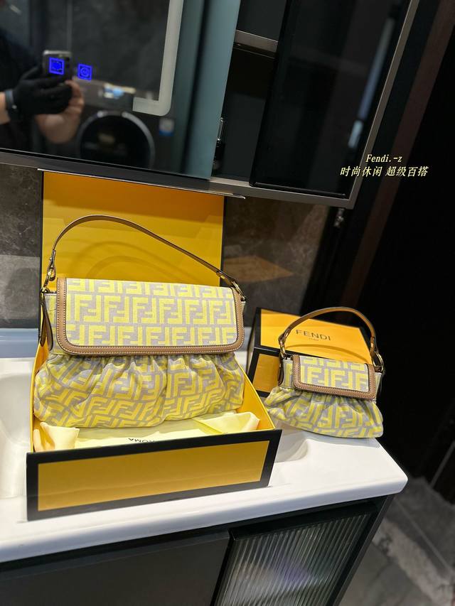 Fendi老花元宝腋下包这款饺子腋下包真的抓人眼球,凹造型必不可少上身效果超赞 隐形大容量,日常物品都能装,而且价格比一般的法棍香太多了,亮片设计都是好价款在阳 Fendi老花元宝腋下包这款饺子腋下包真的抓人眼球,凹造型必不可少上身效果超赞 隐形大容量,日常物品都能装,而且价格比一般的法棍香太多了,亮片设计都是好价款在阳