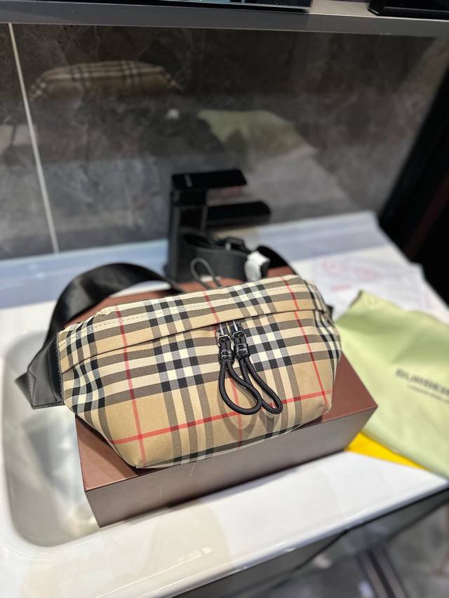 折叠礼盒 Burberry 换logo了，巴宝莉并且设计了新的印花图案，小编觉得巴宝莉这一举动是想和巴黎世家一样走奢侈品潮牌路线啊，这款腰包在 Mytheres
