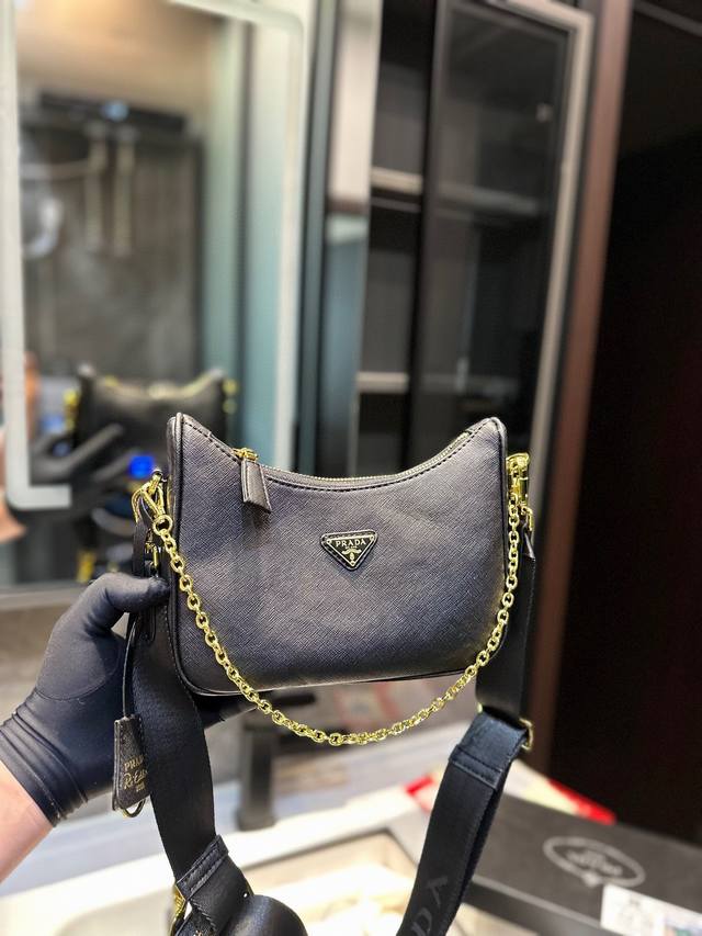 礼盒包装 Prada三合- -搭配背法get V 最近入了只prada三合一hobo 材质是prada家经典的降落伞尼龙材质 防刮抗撕裂很耐cao最主要还不贵，