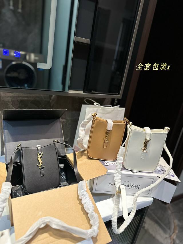 折叠飞机礼盒 圣罗兰ysl 手机包 墙裂推荐这款迷你手机包 对于览包无数的时髦精 安利这种设计精致小巧 轻松凹造型 极简外形＋金属logo扣开合设计尺寸18.1