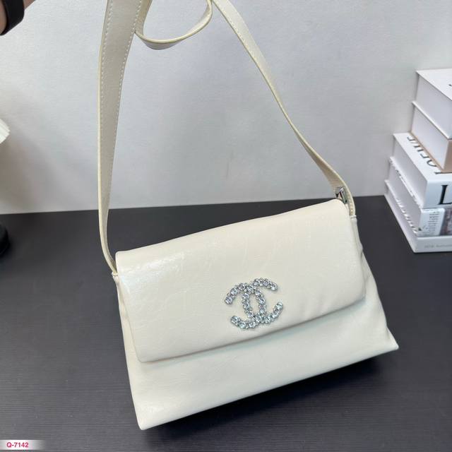 香奈儿中古口盖包 原版牛皮 Vintage Chanel 口盖包 慵懒随性又好背上身满满的惊喜高级慵懒又随性 彻底心动的一只 Size:27.17Cm