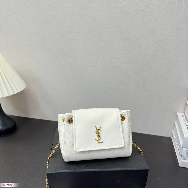 配折叠盒 圣罗兰ysl Nolita 这款真的不用多说 知道的人都懂，这款目前算是 Ysl家最难买的包了，日常容量完全够，性价比超高，羊皮材质手感一眼就太爱了尺