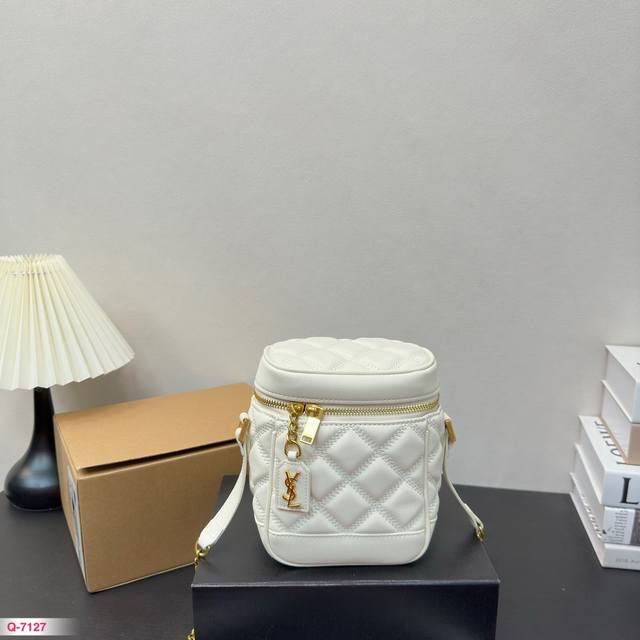 配全套礼盒 圣罗兰ysl的款也是真的好看。 简约时尚的设计风 可盐可甜，背上一款ysl包包，你就是这条gai最靓的仔 出差14.16Cm