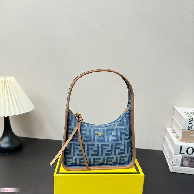 配折叠盒 出街最爱背的包包性 芬迪最新迷你牛仔老花hobo ~ 包身超级轻便容量大 尺寸21.12Cm 配折叠盒 出街最爱背的包包性 芬迪最新迷你牛仔老花hobo ~ 包身超级轻便容量大 尺寸21.12Cm