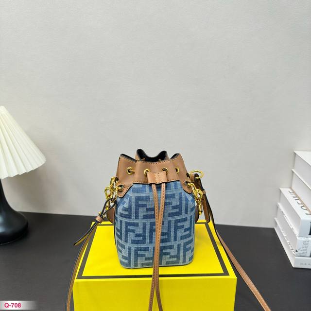 配折叠盒 芬迪水桶包 Fendi一定要入的！颜色真的好美呀！元气满满！尺寸：12.17Cm