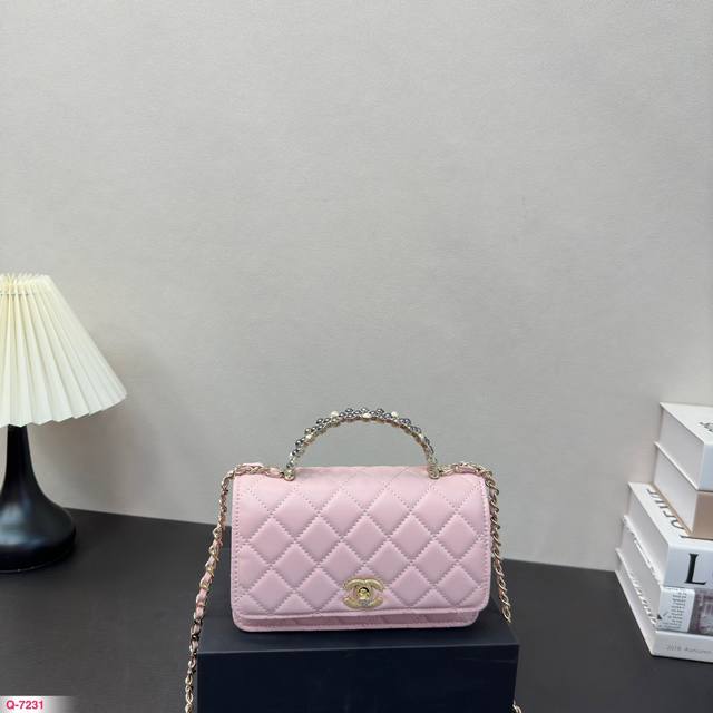 配折叠盒 尺寸19.12Cm 香奈儿 金属手柄 发财包 百搭经典 精致的一只 真的超级无敌巨可爱 仙气满满 小姐姐日常必入款 配折叠盒 尺寸19.12Cm 香奈儿 金属手柄 发财包 百搭经典 精致的一只 真的超级无敌巨可爱 仙气满满 小姐姐日常必入款